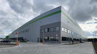 Developer Go Asset handed over a new warehouse in Kostolné Kračany. The location is enhanced by the bridge on the D4